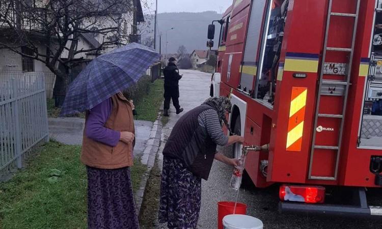 Cisterna sa sedam tona pitke vode dostavljena mještanima općine Trnovo