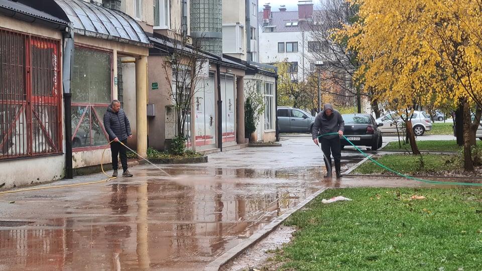 Građani sami peru ulice: Pogledajte kako izgleda naselje Otes dan nakon poplava