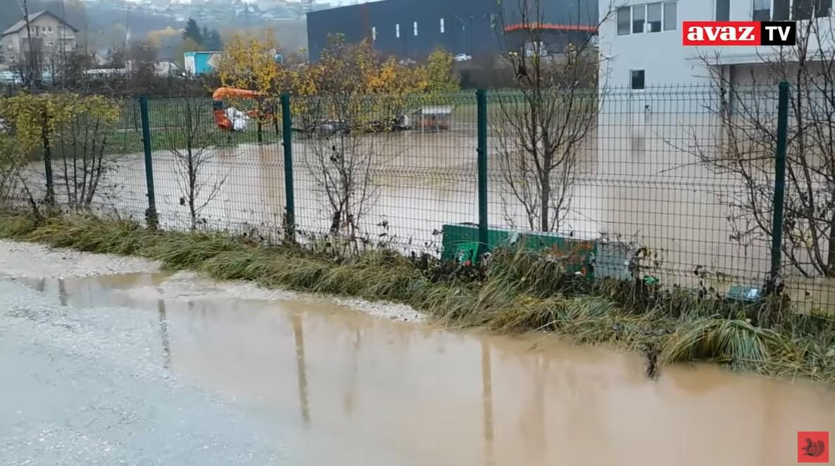 Voda se ne povlači: Obustavljen saobraćaj na relaciji Vogošća-Rajlovac