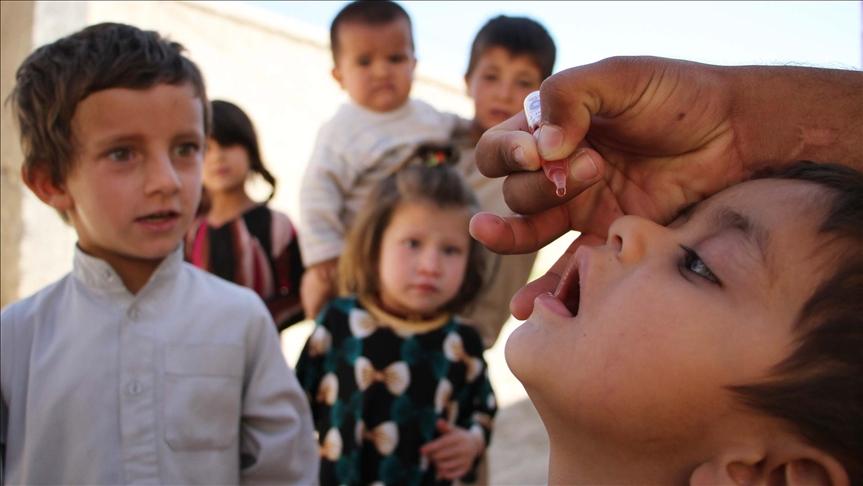 A health worker administers a polio vaccine to a child, out of Kabul Afghanistan - Avaz