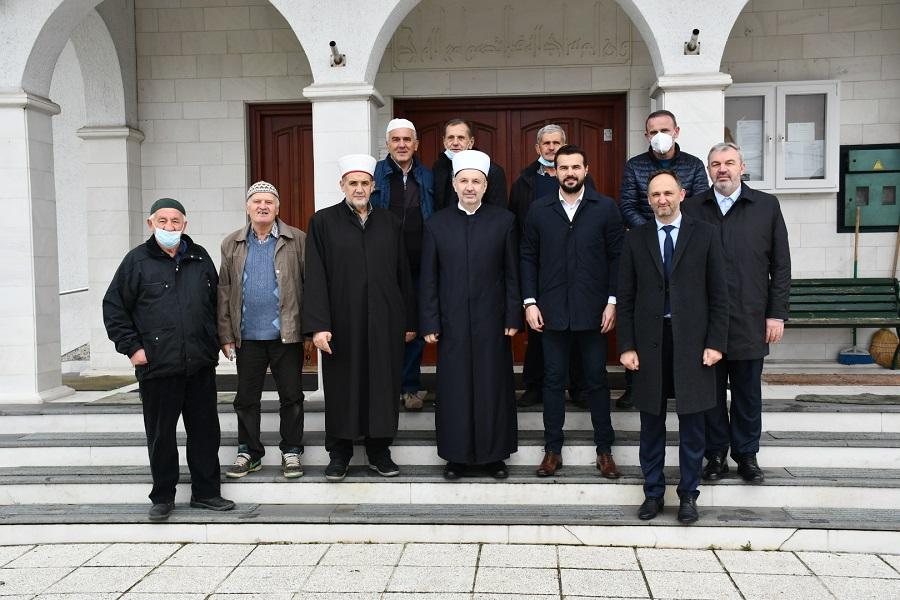 Upriličena je posjeta mjesnoj zajednici i džamiji u Butmiru u kojoj je delegacija klanjala podne namaz te je upriličen i susret sa imamom džemata Butmir, Hazim-ef.Krupalijom - Avaz