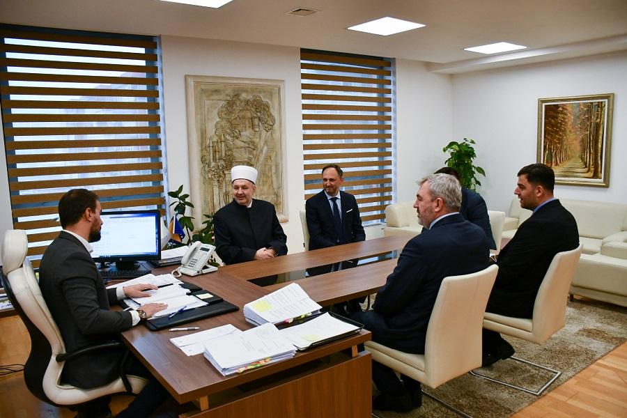 S obzirom da je ova općina jedna od najpogođenijih od poplava koje su se desile proteklih dana, Grabus, muftija sarajevski, sa delegacijom posjetio je općinskog načelnika Nermina Muzura - Avaz