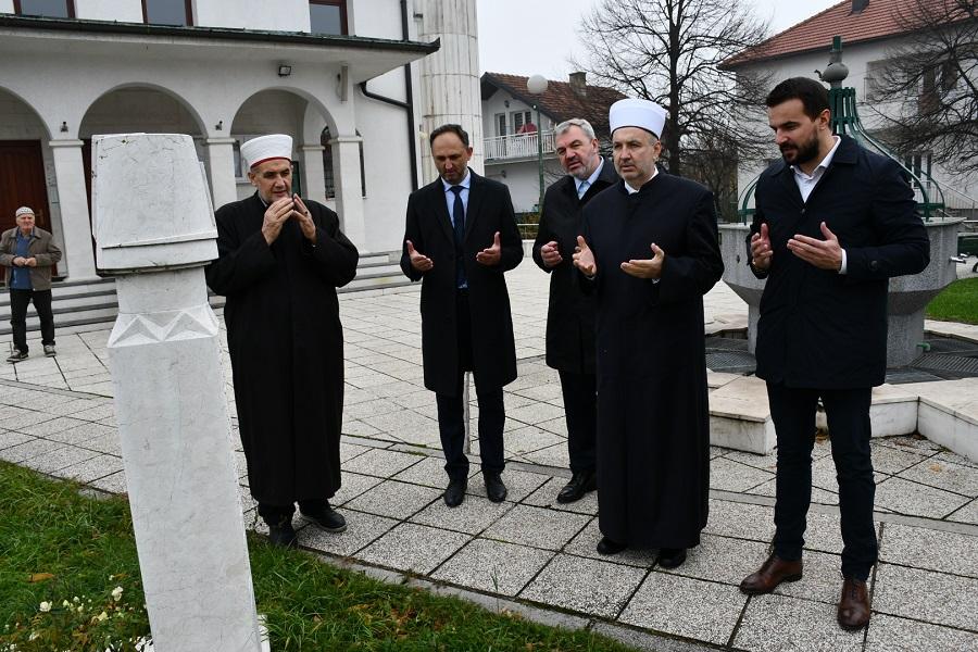 Prilikom posjete proučena je fatiha na mezarju u haremu džamije kao i na mezaru bivšeg načelnika Amera Ćenanovića i Abdulaha ef. Kubata - Avaz