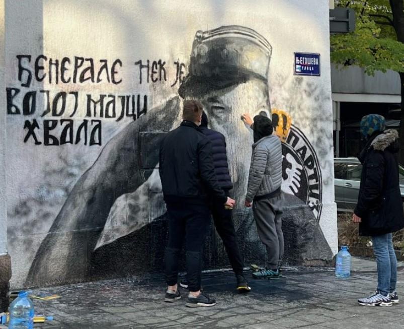 Nekoliko momaka uklonilo je crnu farbu s murala ratnog zločinca Ratka Mladića