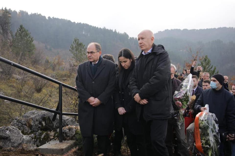 Benjamina Karić s Kristijanom Šmitom i Milanom Dunovićem tokom otkrivanja spomen-obilježja - Avaz