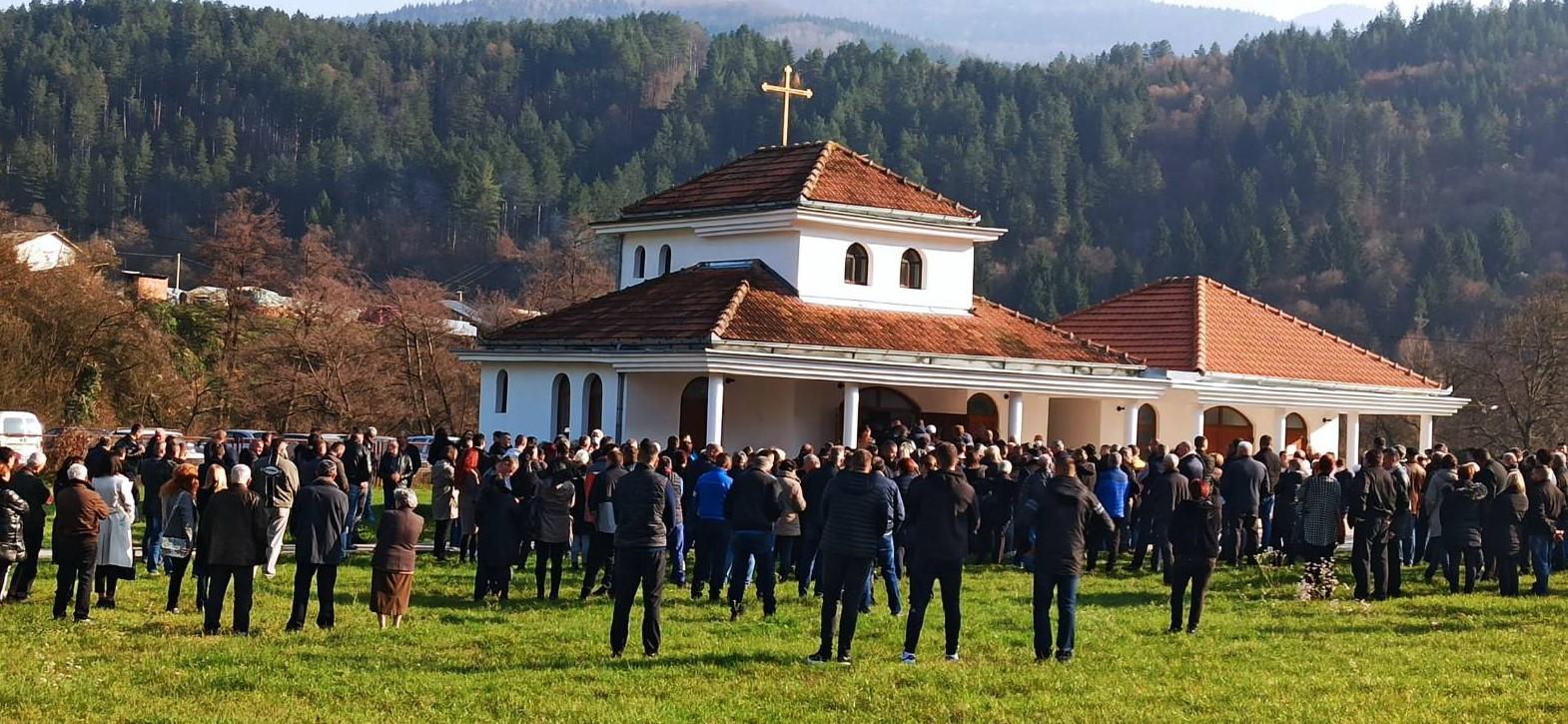 Dan žalosti u Foči: Brojni sugrađani na posljednjem ispraćaju devetogodišnjeg dječaka