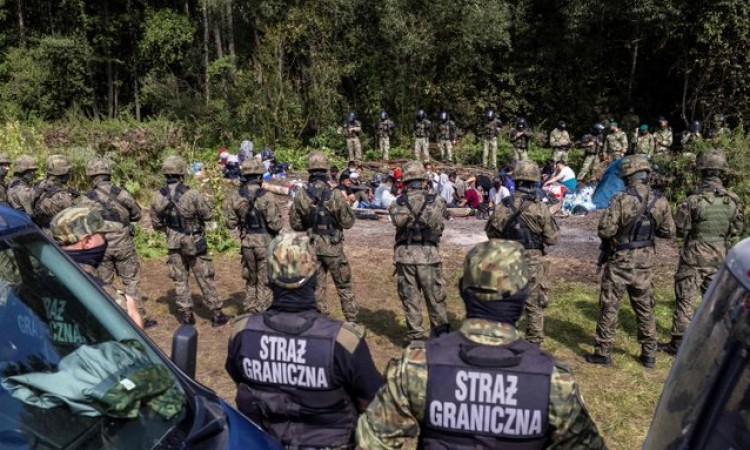 Over the last week at least 2,000 people, including women and children, have been stuck along the Belarusian-Polish border area - Avaz