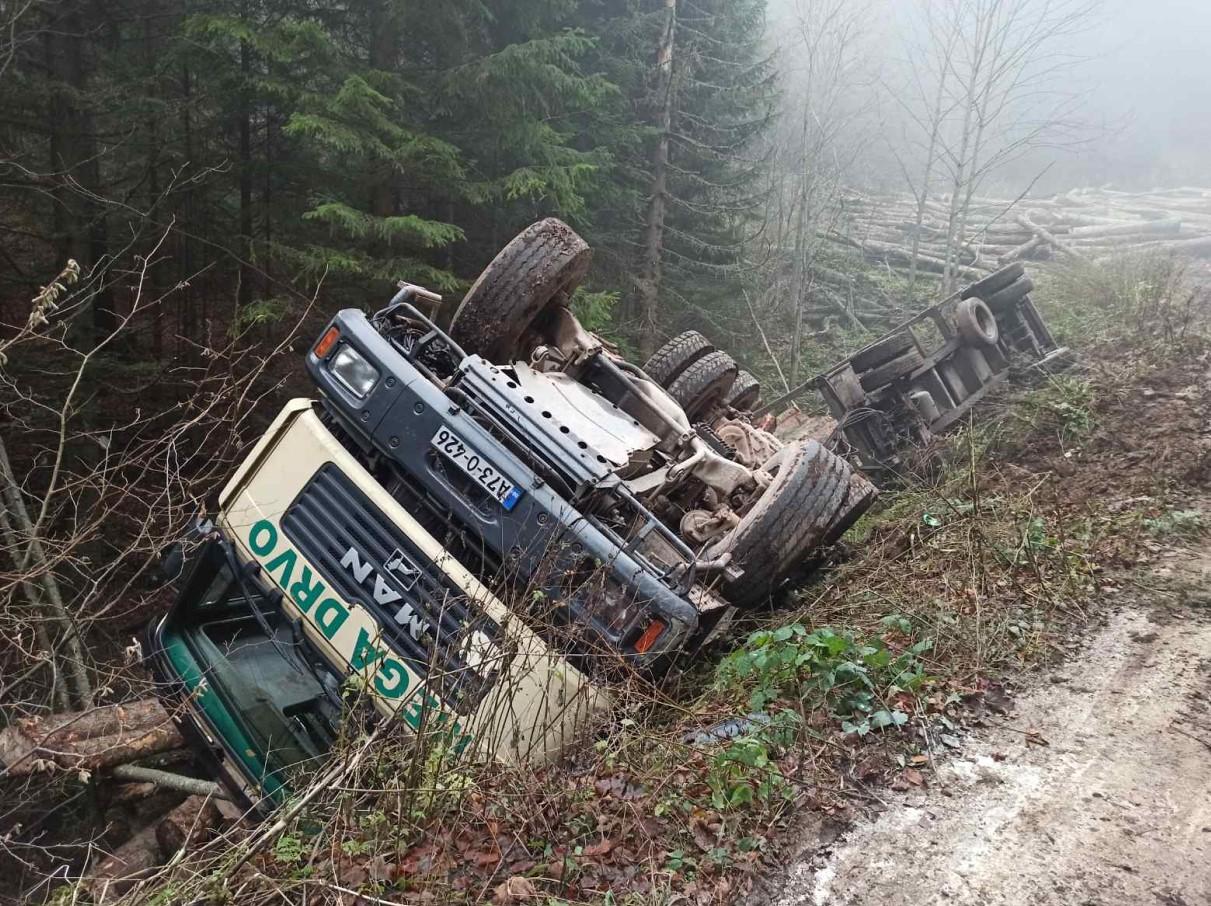 Nesreća kod Žepe: Prevrnuo se kamion sa trupcima