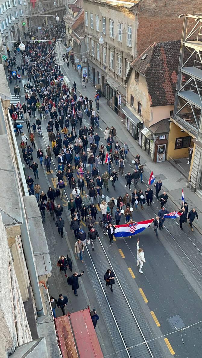 Fotografija s protesta - Avaz