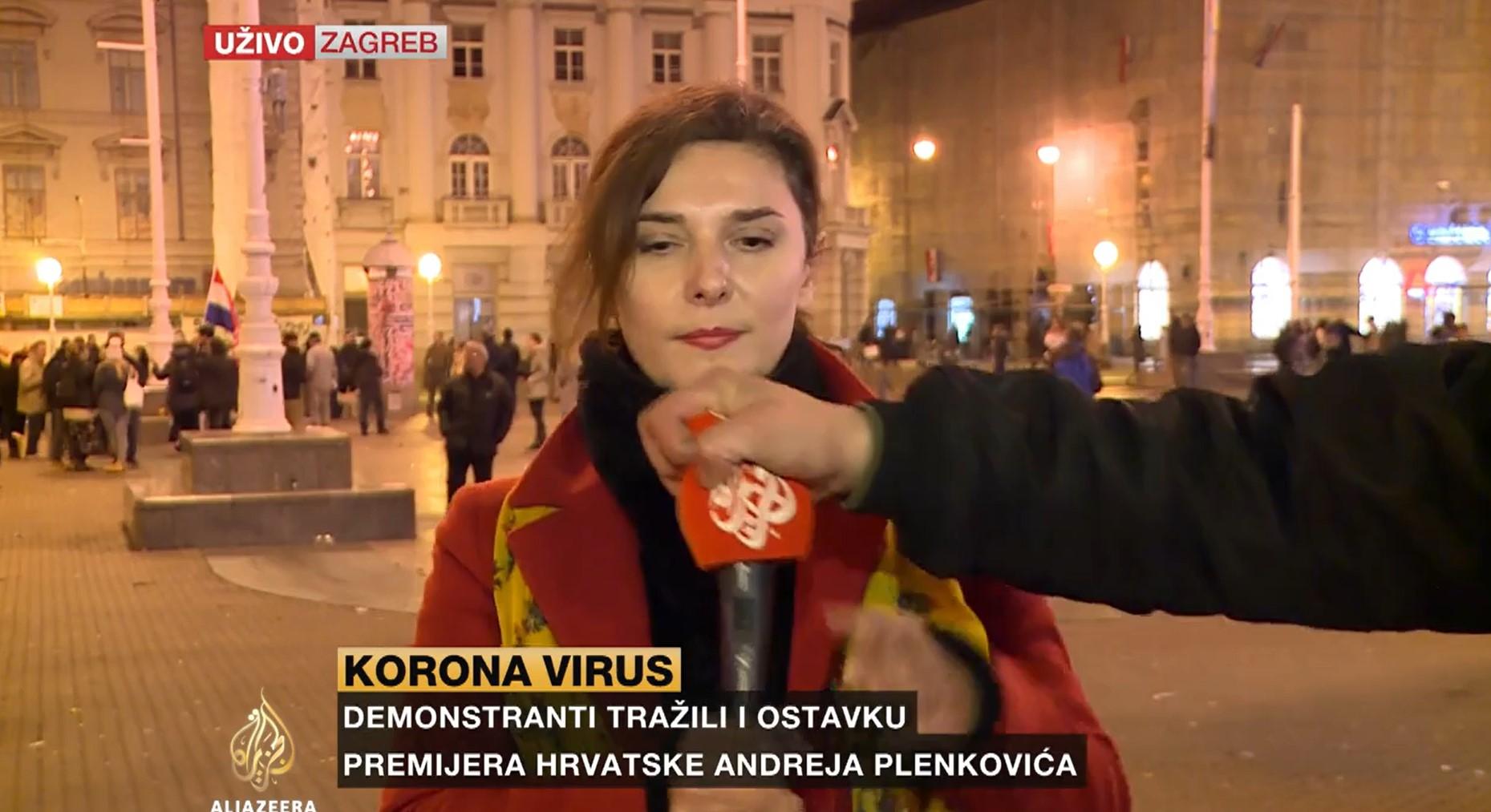 Novinarki Al Jazeere prišao demonstrant i oteo mikrofon tokom javljanja