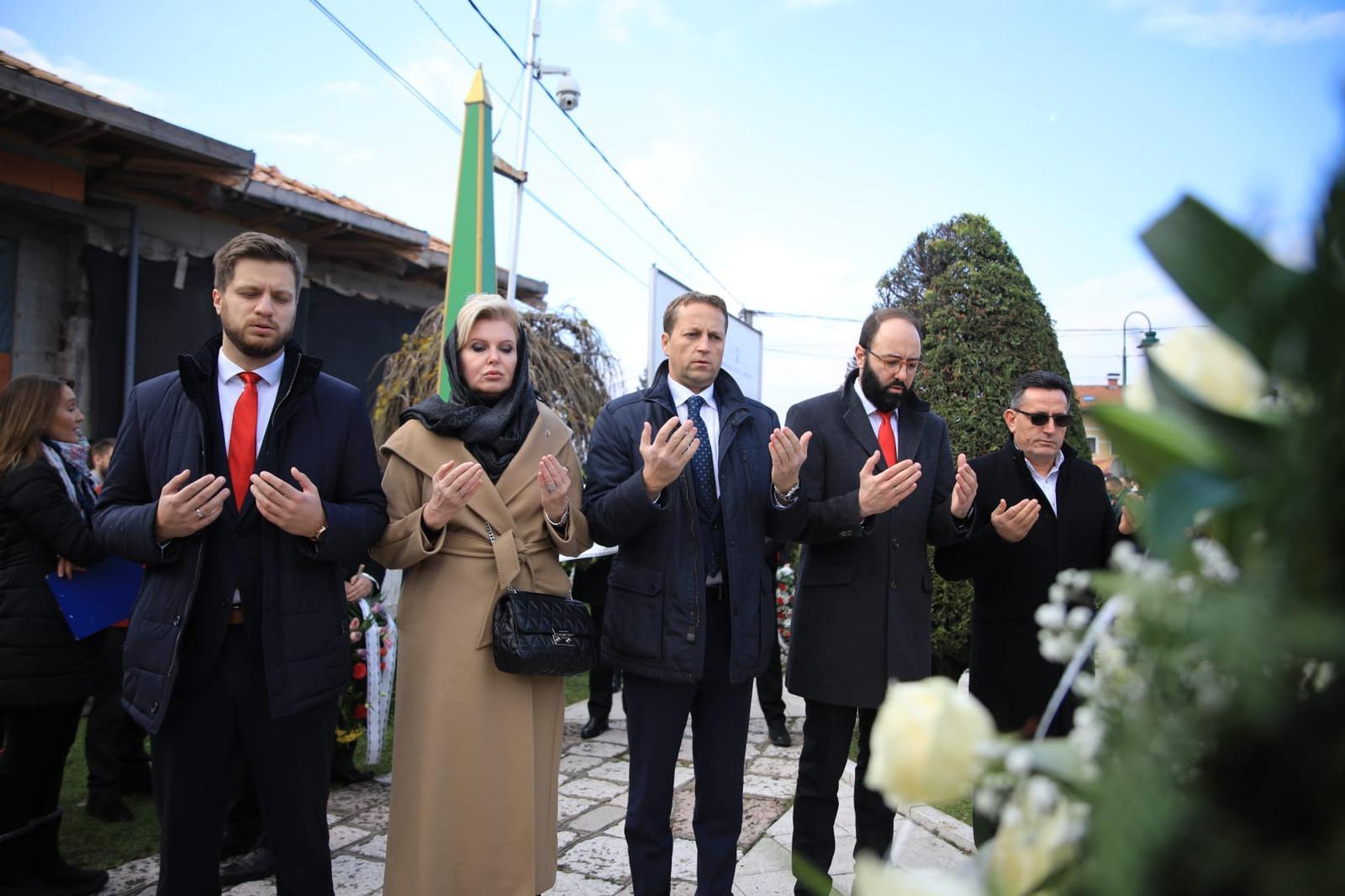 Sanela Prašović Gadžo u delegaciji Parlamenta FBiH odala počast i položila cvijeće povodom Dana državnosti Bosne i Hercegovine