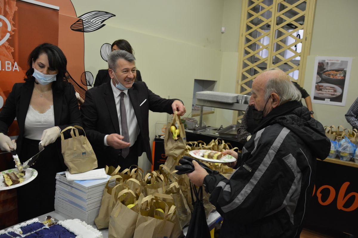 Načelnik sa saradnicima učestvovao u podjeli obroka socijalno ugroženim građanima - Avaz