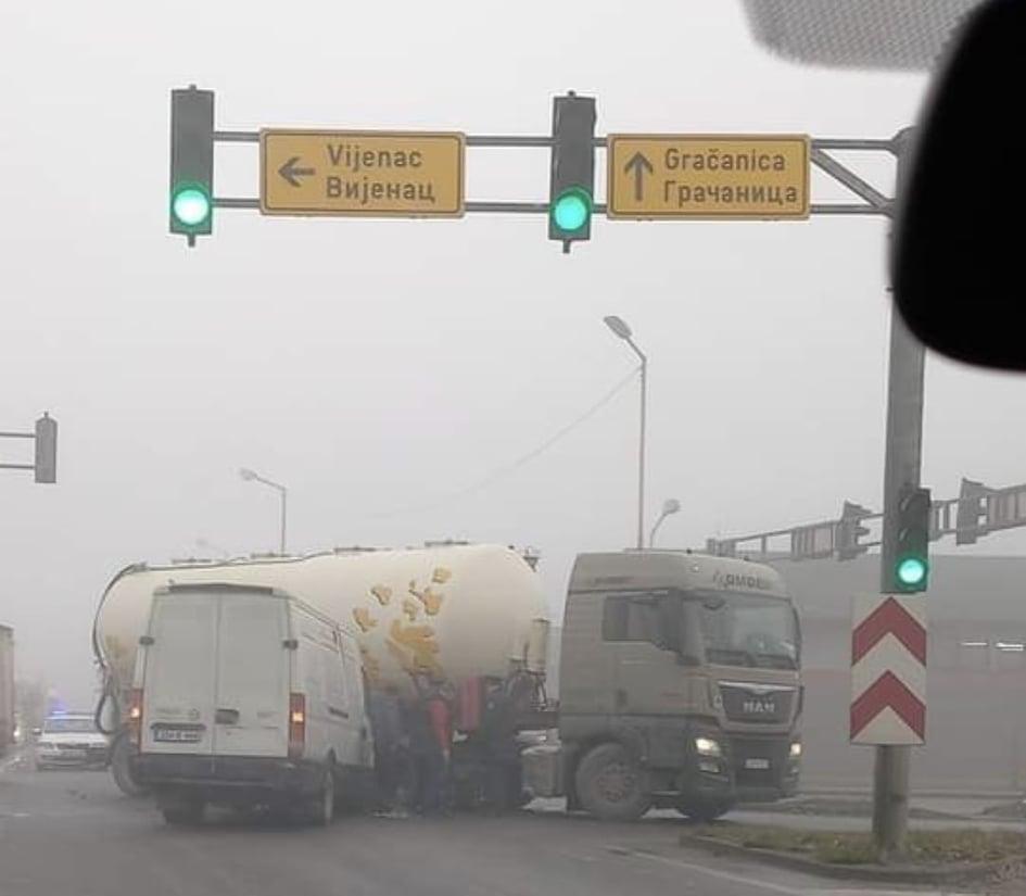 Saobraćajna nesreća u Lukavcu, sudarili se kombi i cisterna