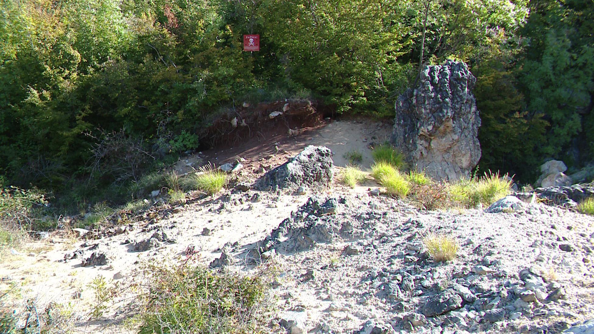 Neko uklanja znakove s  upozorenjem na mine - Avaz