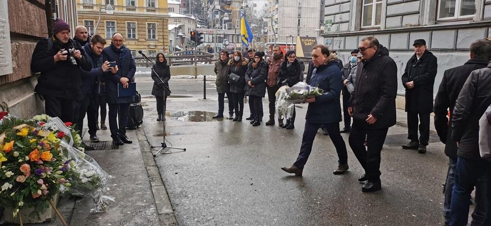 U ime Grada Sarajeva Stevanović i Bašić položili cvijeće na mjesto stradanja - Avaz