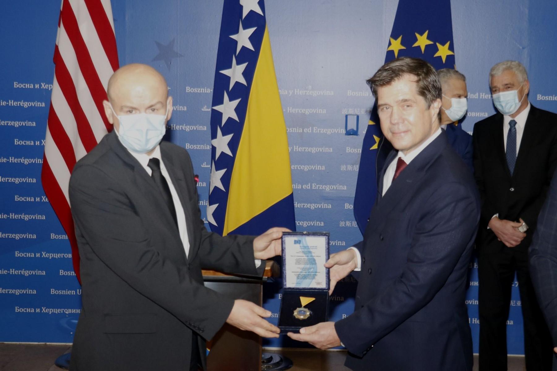 Ambasadoru Nelsonu uručen Orden naroda BiH - Avaz