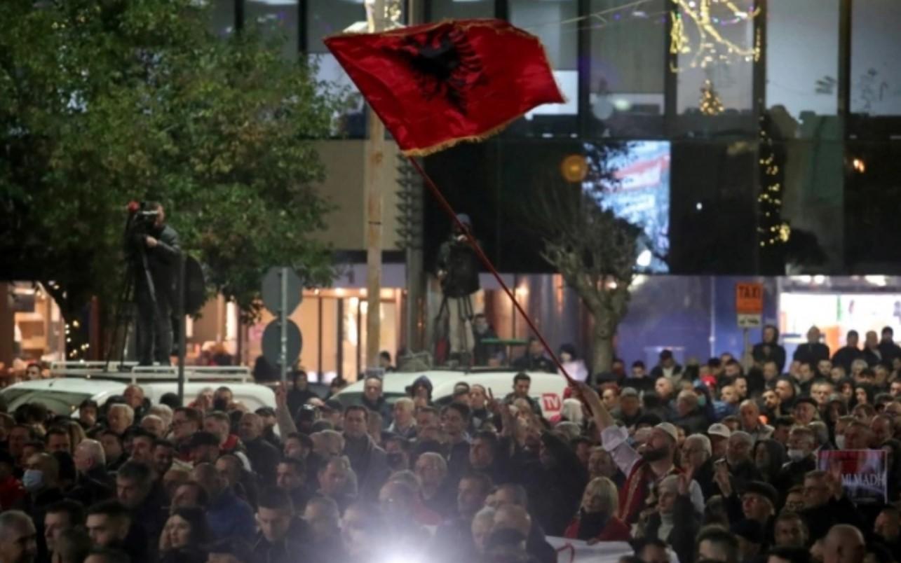 U Tirani završen protest, uhapšene dvije osobe zbog paljenja zastave Srbije