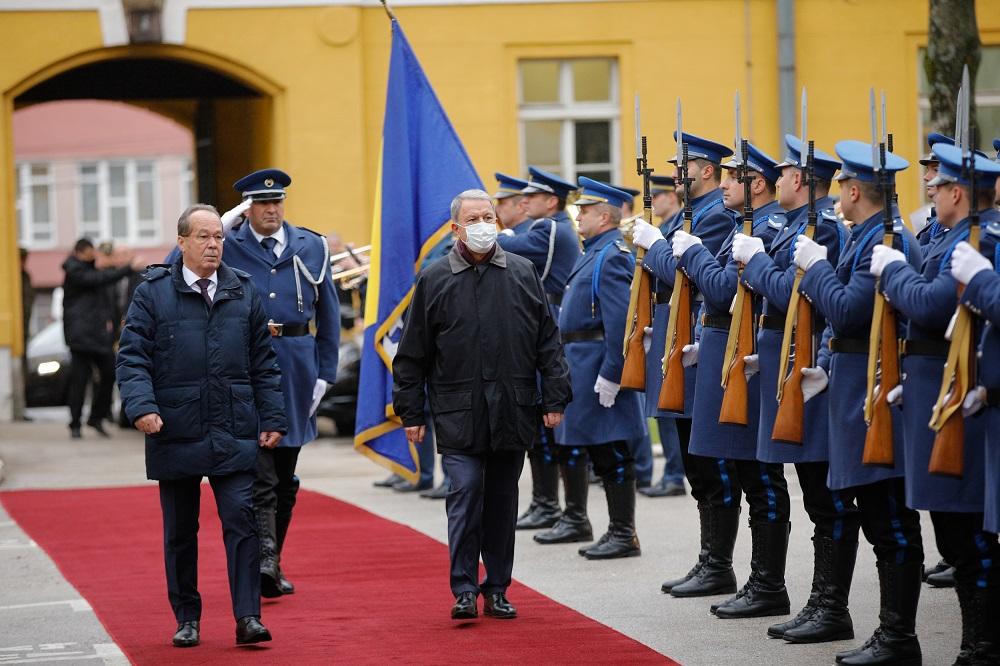 Turski ministar odbrane svečano dočekan ispred zgrade Ministarstva BiH