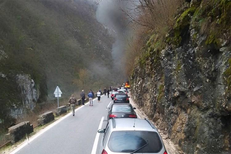 Automobil se zapalio na magistralnom putu Banja Luka - Jajce