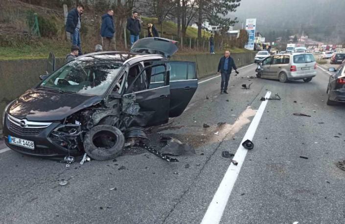 Teška nesreća kod Maglaja: Skršeni automobili, ima povrijeđenih