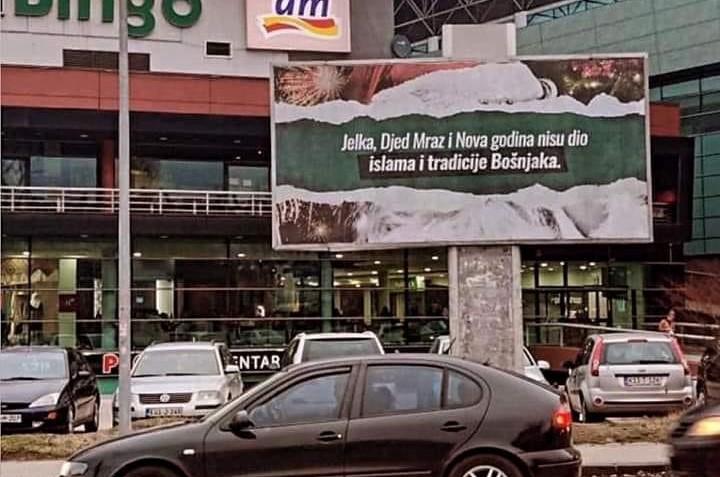 U Zenici bilbord: Jelka, Djed Mraz i Nova godina nisu dio tradicije Bošnjaka