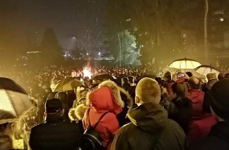 Brojni vjernici došli na paljenje badnjaka - Avaz