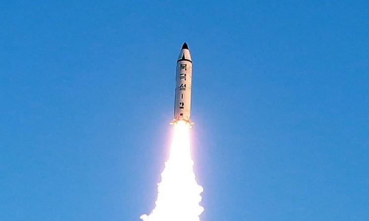 Japanska obalska straža saopštila da je se vjerovatno radi o balističkoj raketi - Avaz