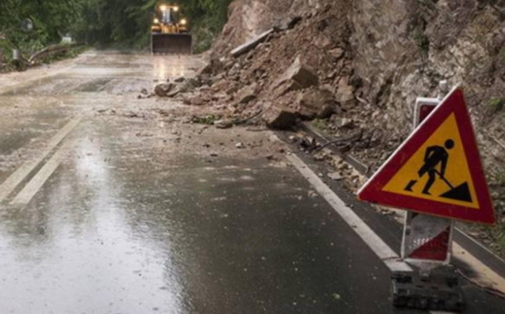 Vozači, oprez: Zbog promjena temperature i otapanja snijega, učestali su odroni na brojnim dionicama