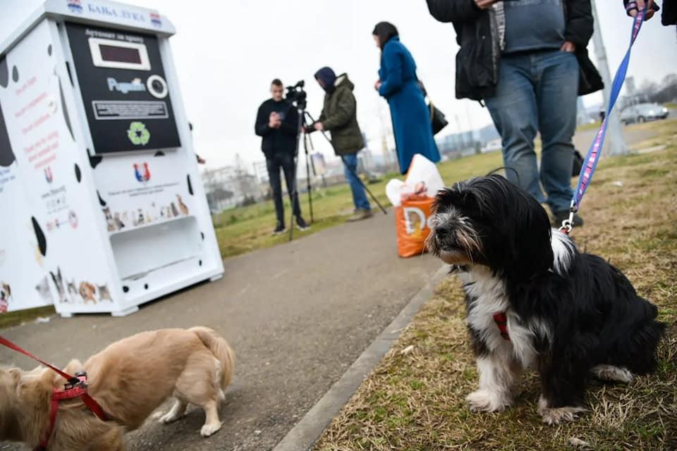 Banja Luka dobila reciklažni automat za hranu za pse - Avaz