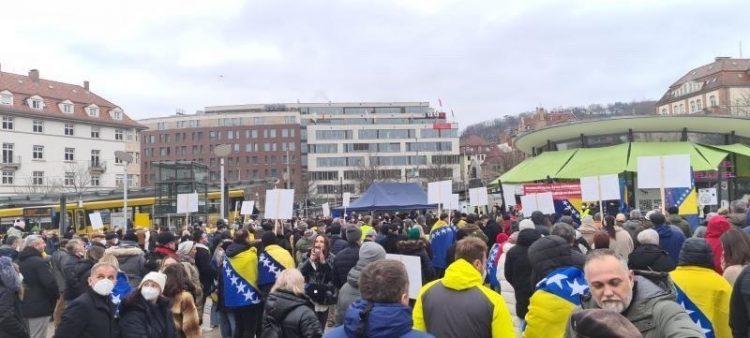 U Štutgartu na trgu Marianplac danas se okupio veliki broj ljudi - Avaz