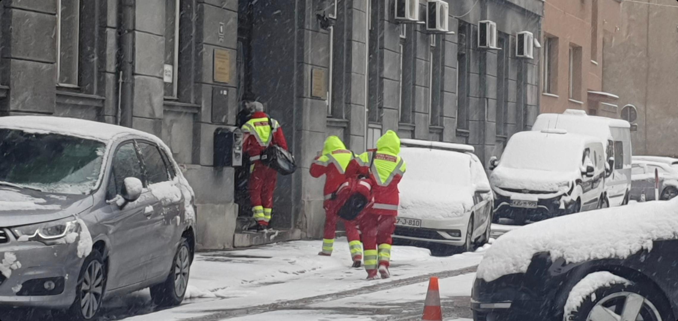 Službenici Hitne pomoći ulaze u zgradu MUP-a KS - Avaz