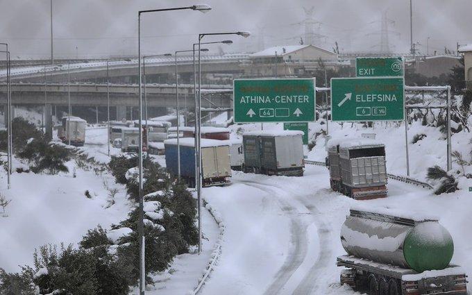 Snijeg zatrpao Atinu, vlasti obustavile većinu aktivnosti u zemlji