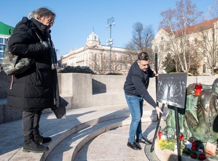 Fanovi odaju počast pokojnom Akiju Rahimovskom, svijeću zapalio i Hus