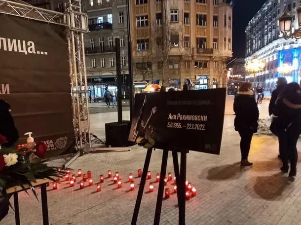 Na trgu je postavljen veliki plakat s Akijevom fotografijom - Avaz