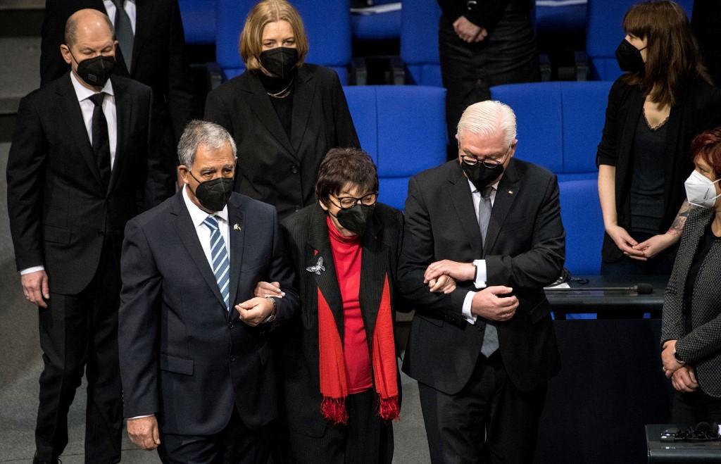 Miki Levi i Frank-Valter Stejnmejer dopratili do govornice preživjelu Ingu Auerbaher - Avaz