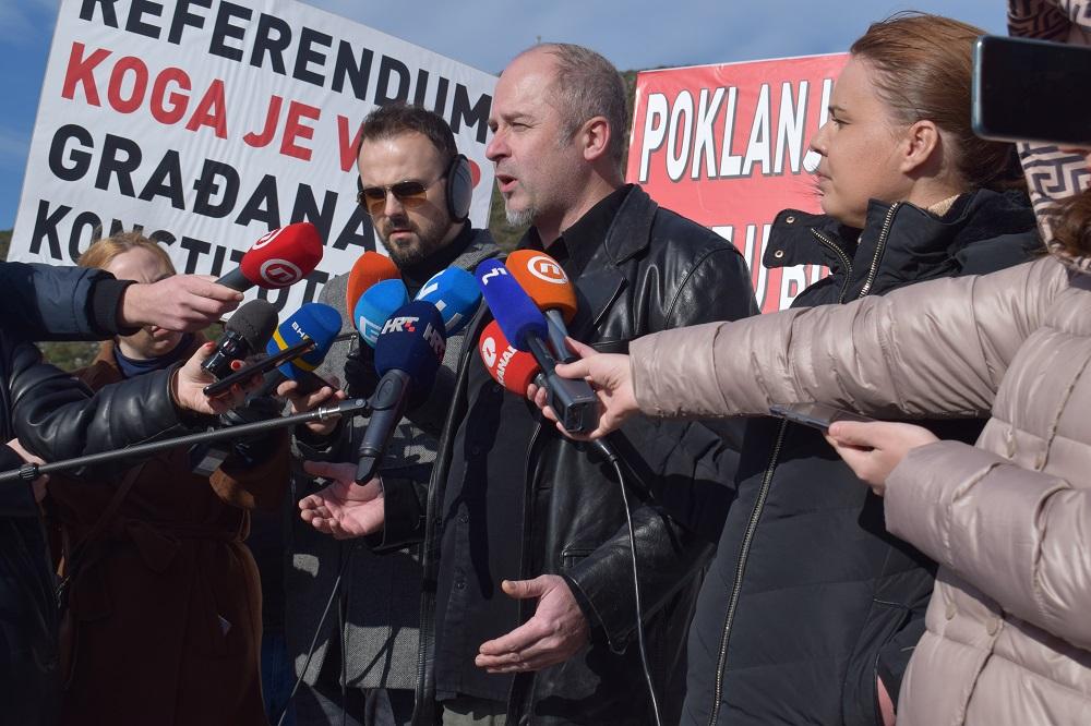 Sedam osoba došlo u Neum s transparentima: Kažu da predstavljaju bh. građane