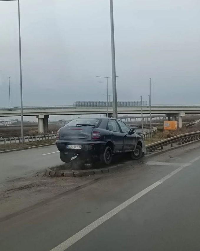 Saobraćajna nesreća u Zemunu: Automobilom se "popeo" na bankinu