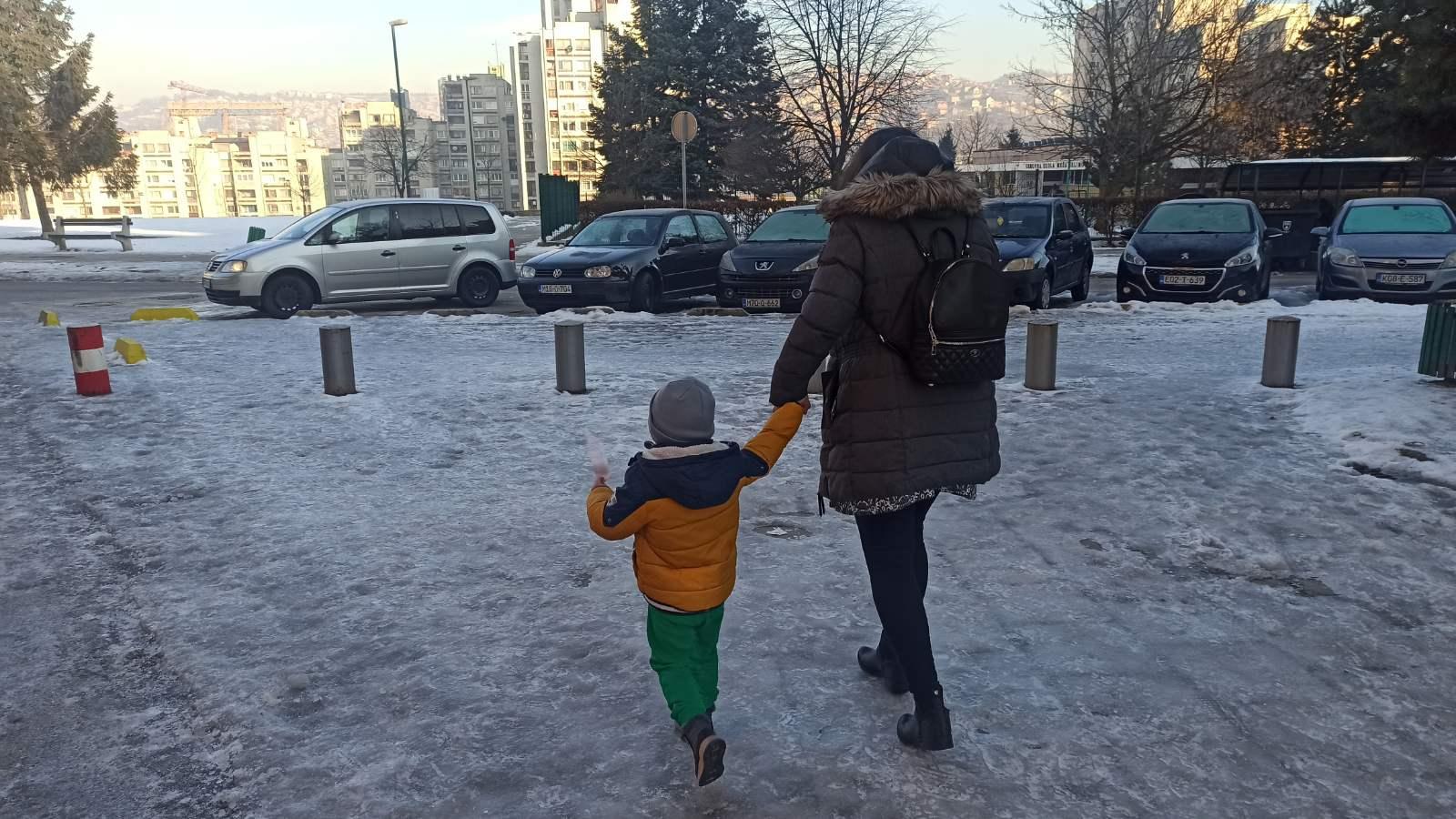 Trg nezavisnosti okovan ledom, nadležni spavaju dok ljudi lome ruke