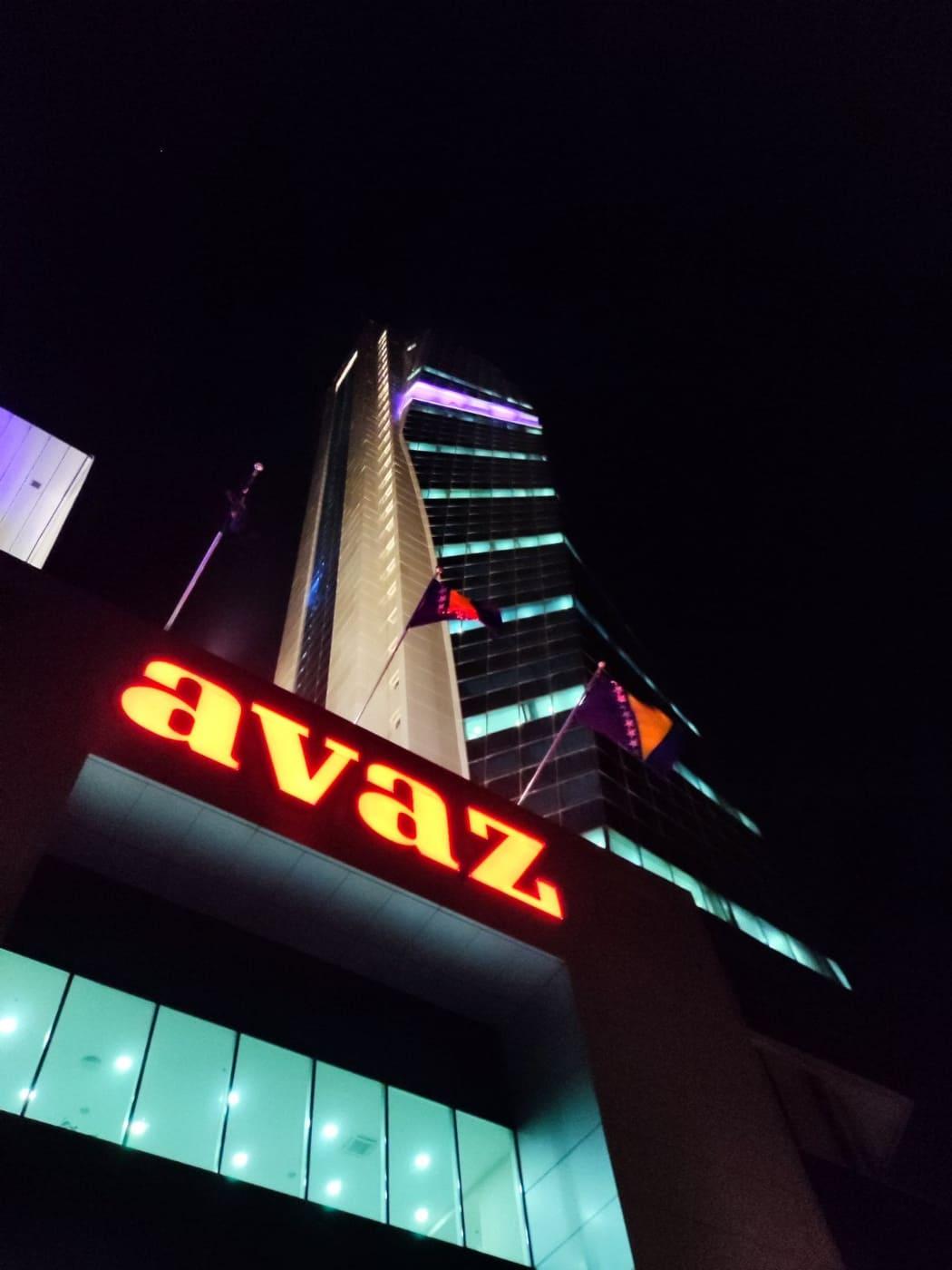 "Avaz Twist Tower" u ljubičastoj boji - Avaz