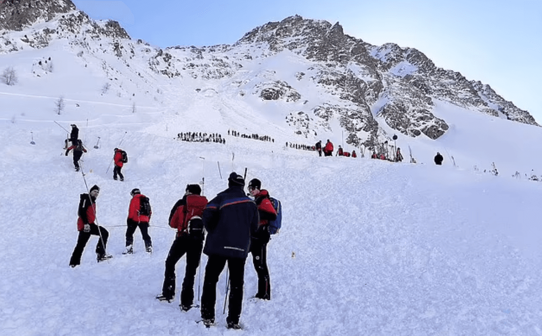 Rescue workers stand at the Rettenbach glacier near Soelden after five winter sports enthusiasts were rescued after being hit by an avalanche - Avaz