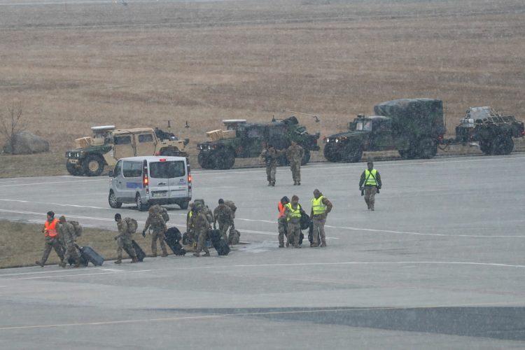 Avion s američkim vojnicima sletio je u Poljsku u jučer - Avaz