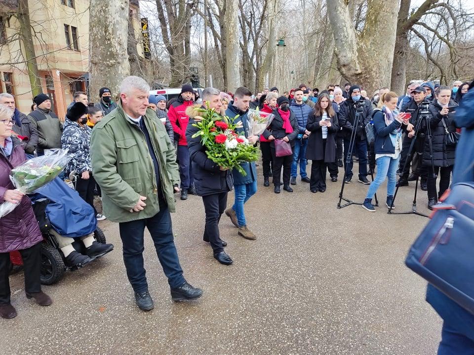 Brojni prijatelji i poznanici došli na okupljanje - Avaz