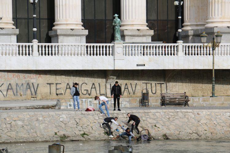 Mladići pritekli ženi u pomoć - Avaz