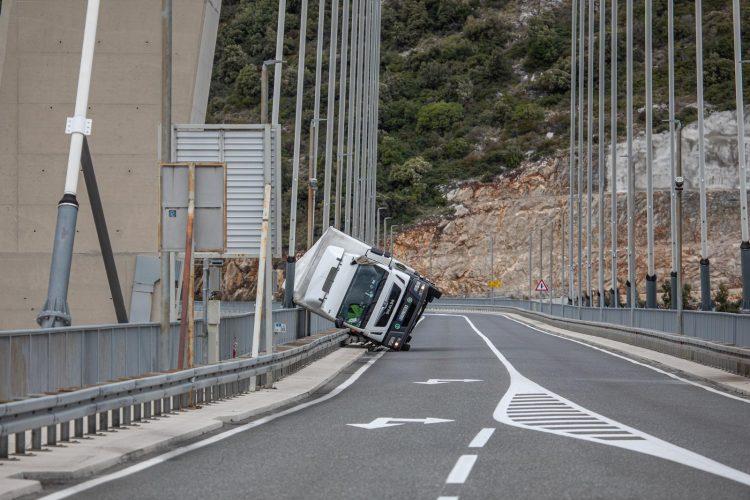 Na mostu u Dubrovniku prevrnuo se kamion