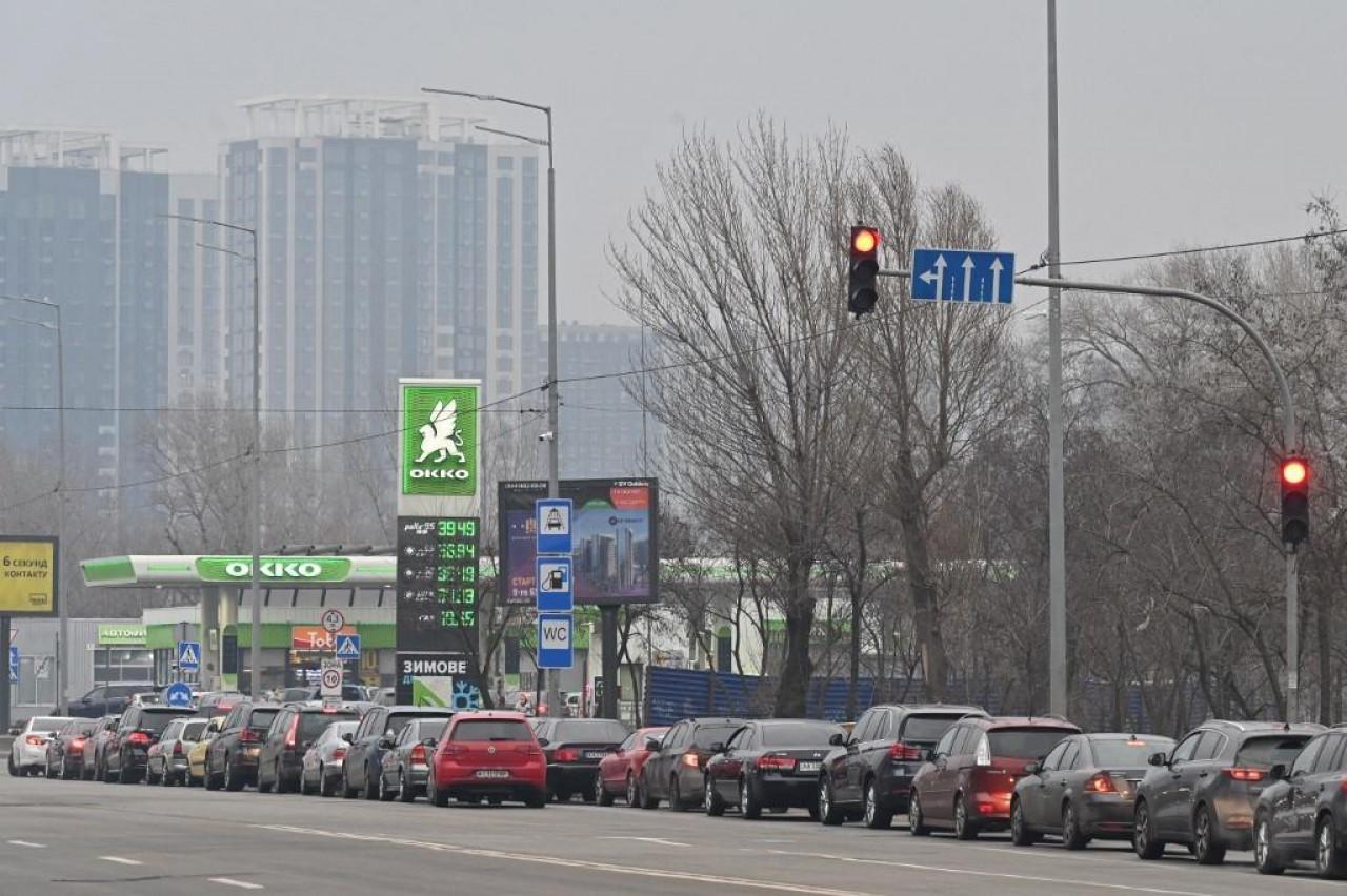 Redovi automobila ispred benzinskih stanica - Avaz