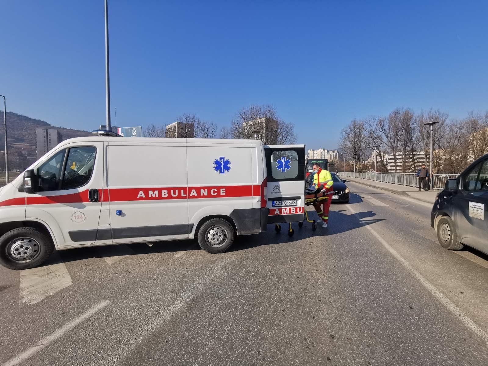 Teška nesreća u Zenici: Pješak hitno prevezen u bolnicu