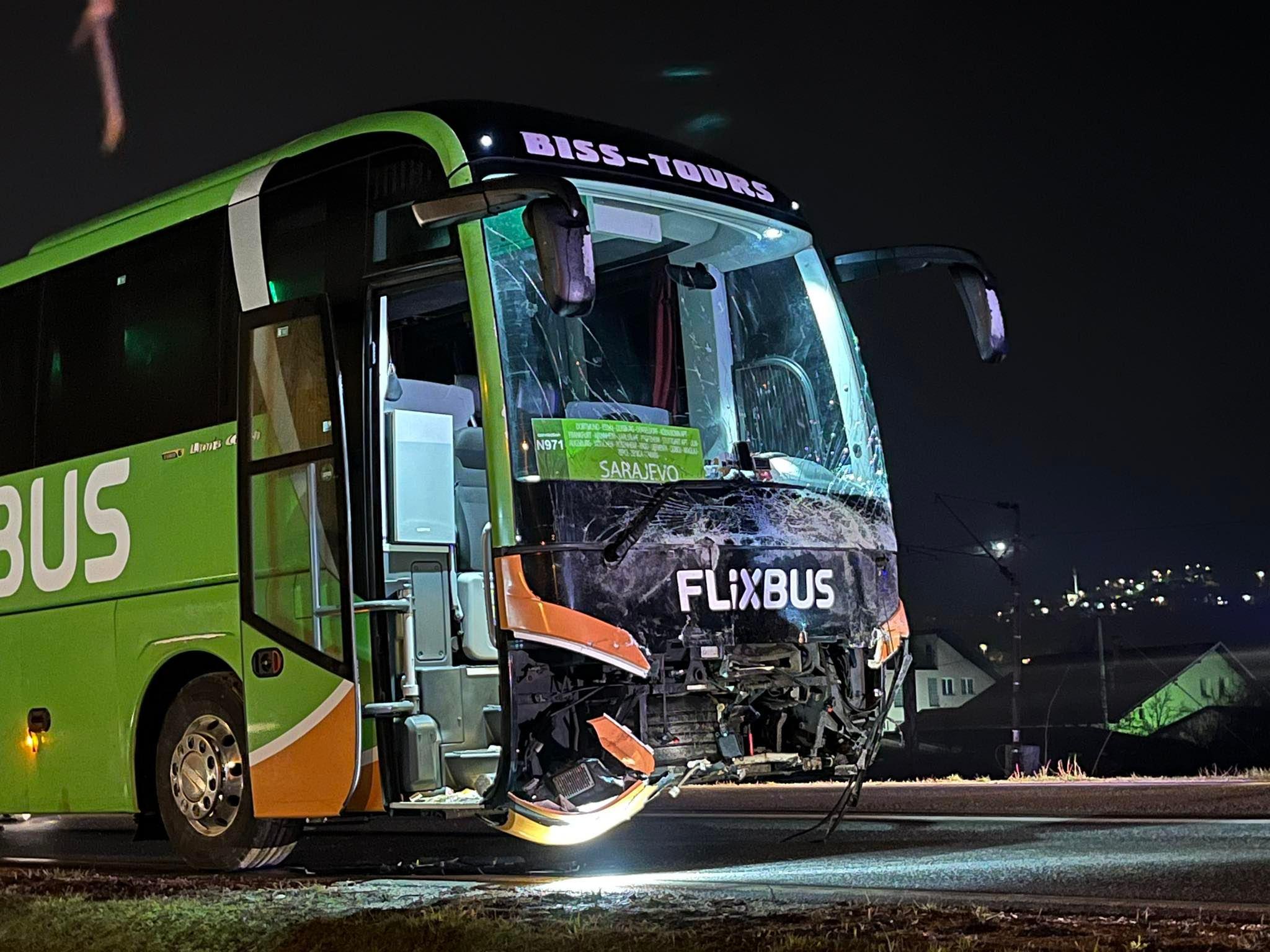 U nesreći su učestvovali automobil i autobus. - Avaz