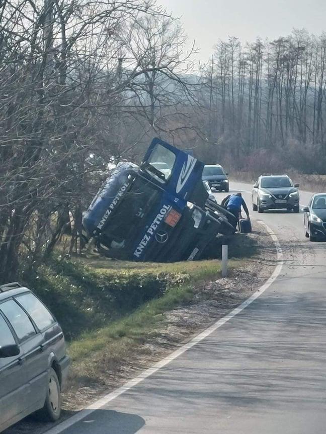 Cisterna s naftnim derivatima prevrnula se u Doboju: Nije bilo povrijeđenih