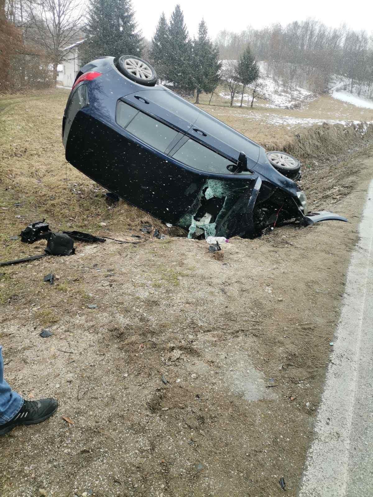 Automobil se prevrnuo na krov - Avaz