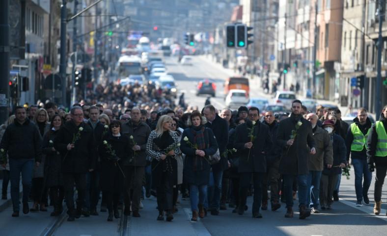 Građani su nakon okupljanja u parku krenuli u šetnju a oko 11.25 sati stigli su i na Novo groblje - Avaz